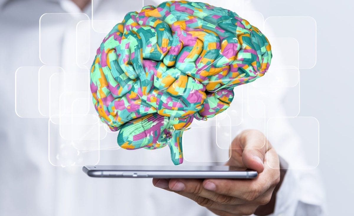 Buntes Gehirn schwebt über einem Tablet