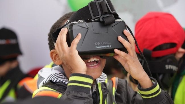 BAUMA Kind testet Oculus