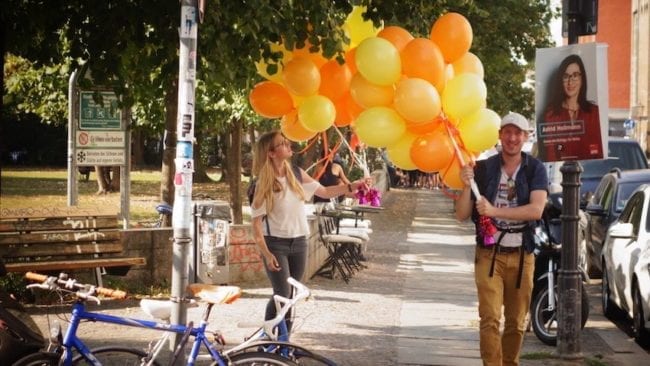 360_video_mercedes_benz Luftballons gelb