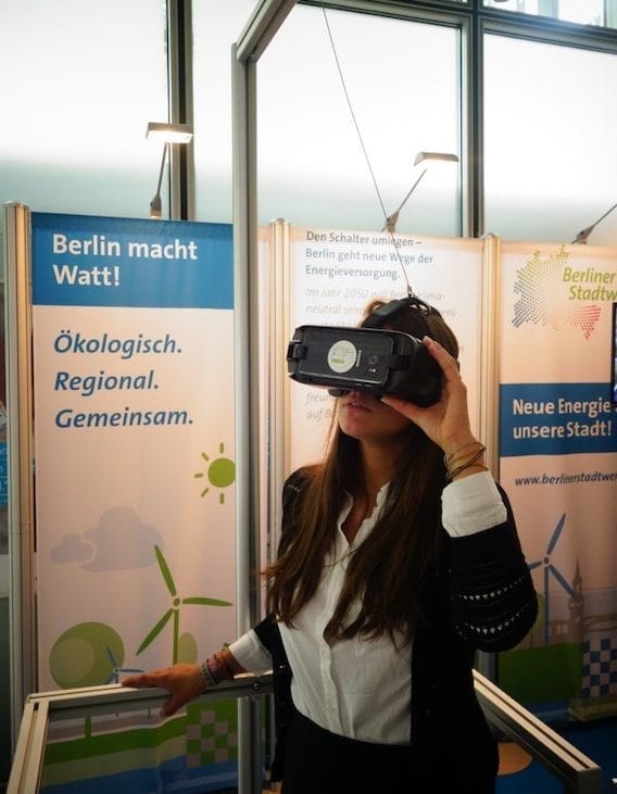 360_Grad-Video-Stadtwerke_berlin_energietage Frau mit VR-Brille