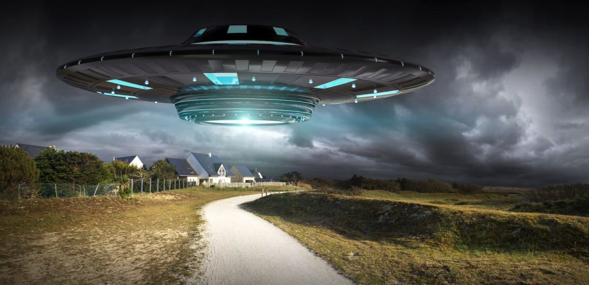 Ufo landet nahe eines Wohngebiets