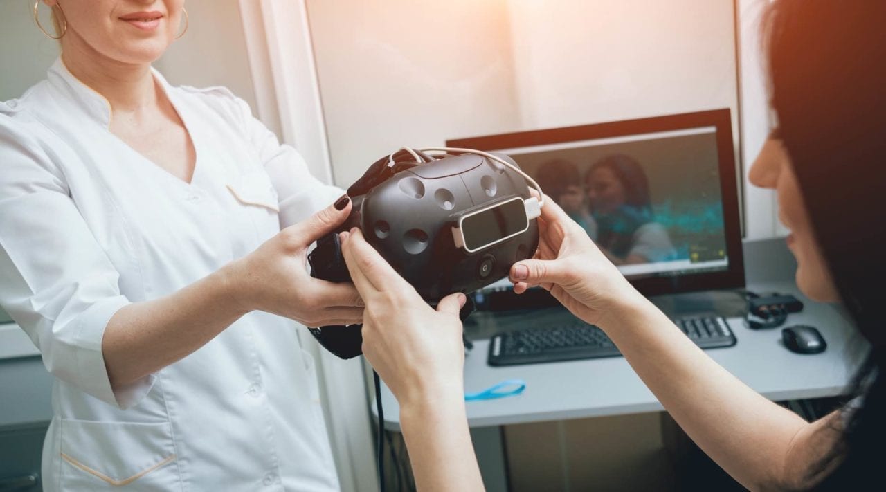 Virtual-Reality als maßgeblicher Katalysator für Aus- und Weiterbildungsmaßnahmen im Healthcare Sektor. Die wichtigsten Trends auf einen Blick und Fallstudien zum Thema VR-Software zur Unterstützung der Aus- und Weiterbildung im medizinischen Bereich.