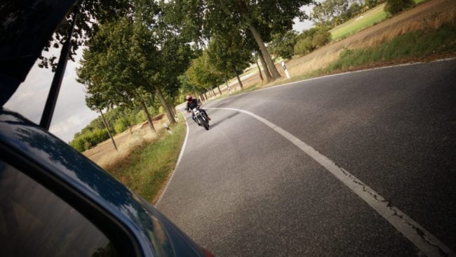 Stefan Bradl beim Fahren auf der Landstraße