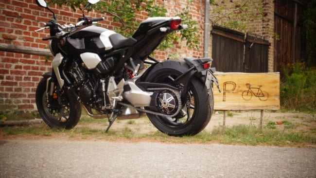 Honda CB1000R Neo Sports Café auf dem Parklatz am Drehort