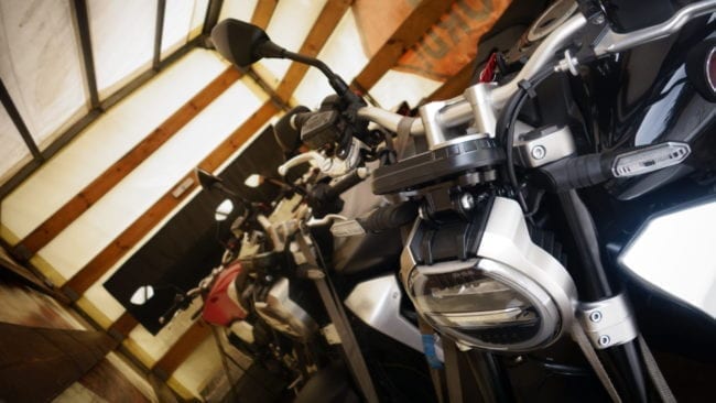 4 Honda CB1000R Neo Sports Café werden verladen