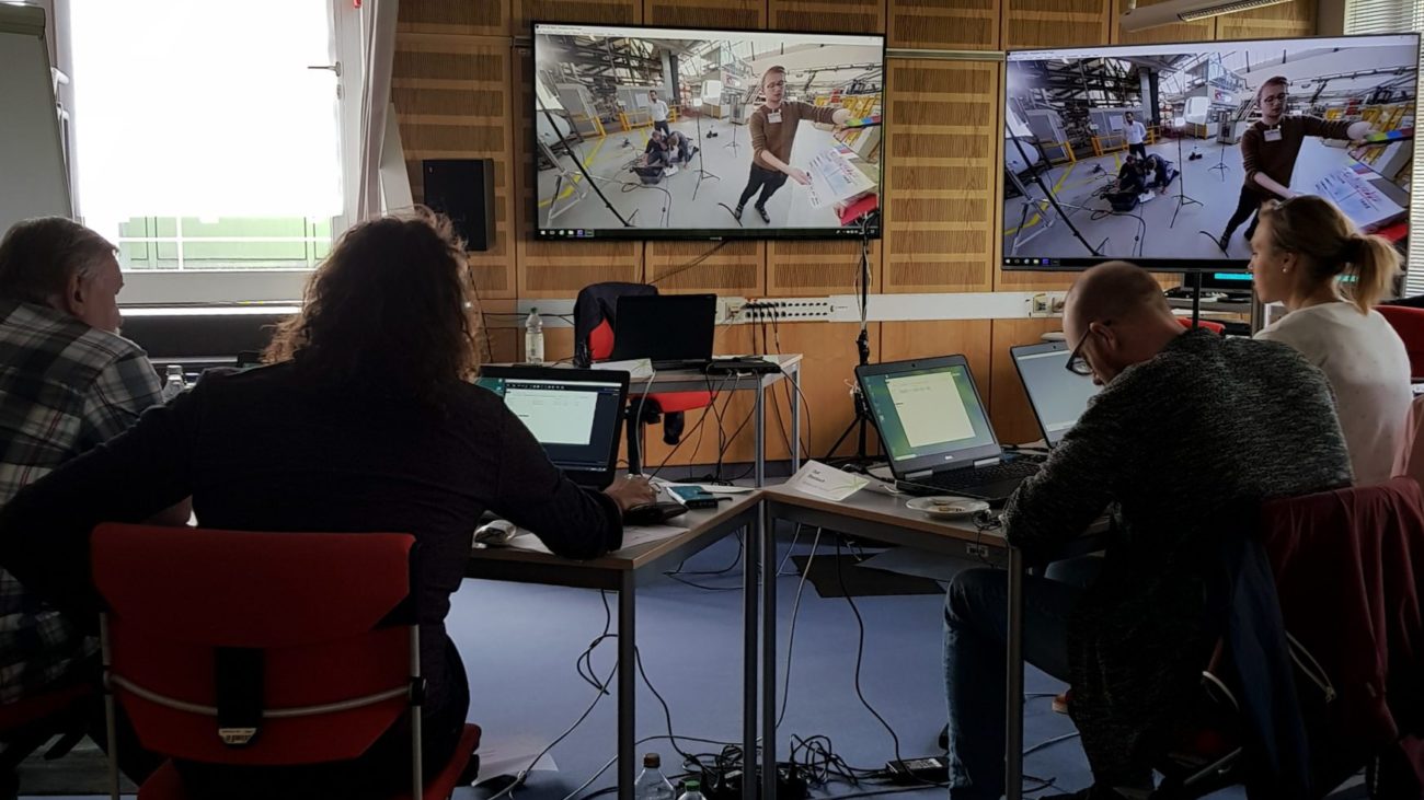 Die Workshopteilnehmer stitchen selbst gedrehtes 360°-Footage